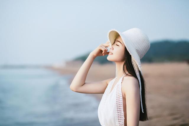 戴眼鏡好看的女生，都有這三種氣質