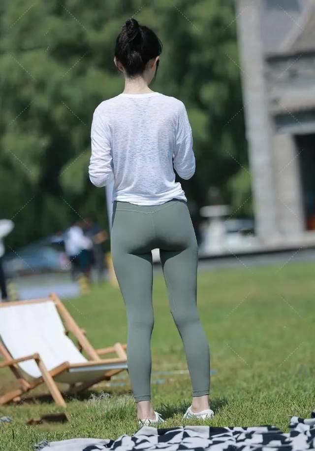 街拍光腿夏季性感穿著大長腿美女包臀豐滿風韻少婦性感小姐姐