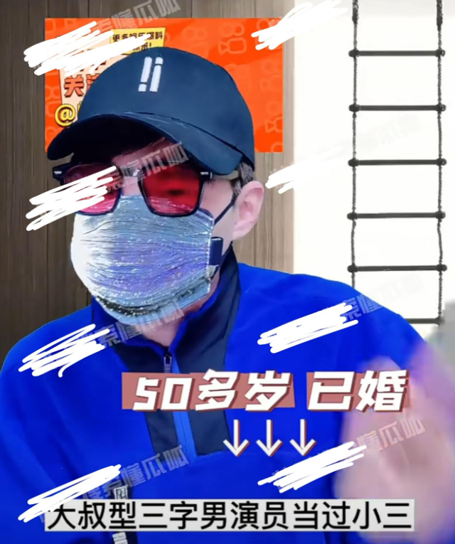 大瓜！娛記曝二字女歌手被捉奸，和50歲男星親熱，被男友進門撞見