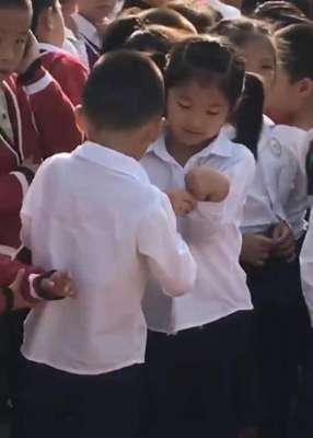 不扣紐扣的女孩(女同學系不上袖扣，暖心男孩“霸氣”幫忙，網友：這該死的溫柔)