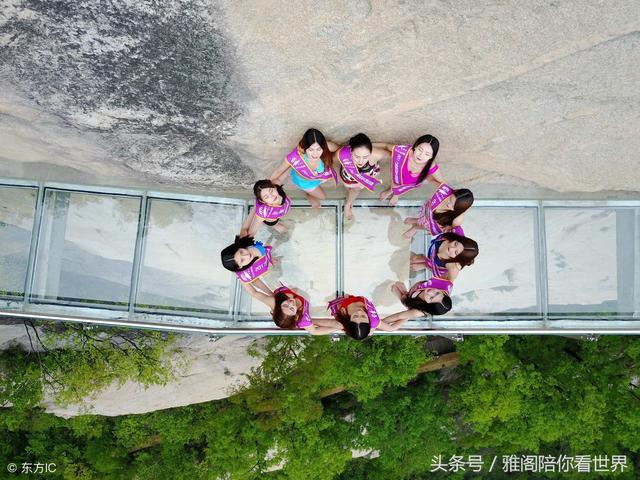 比基尼佳麗，千米懸崖玻璃棧道上赤腳走秀練膽