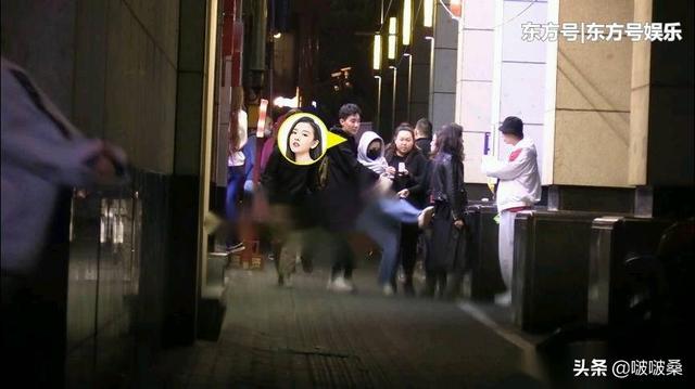 比那英還猛！翻版張柏芝深夜醉酒耍酒瘋，腳踹路人美女屁股泄憤