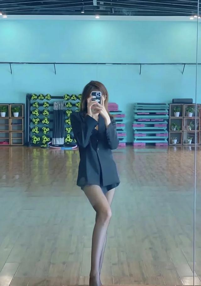 街拍光腿夏季性感穿著大長腿美女包臀豐滿風韻少婦性感小姐姐