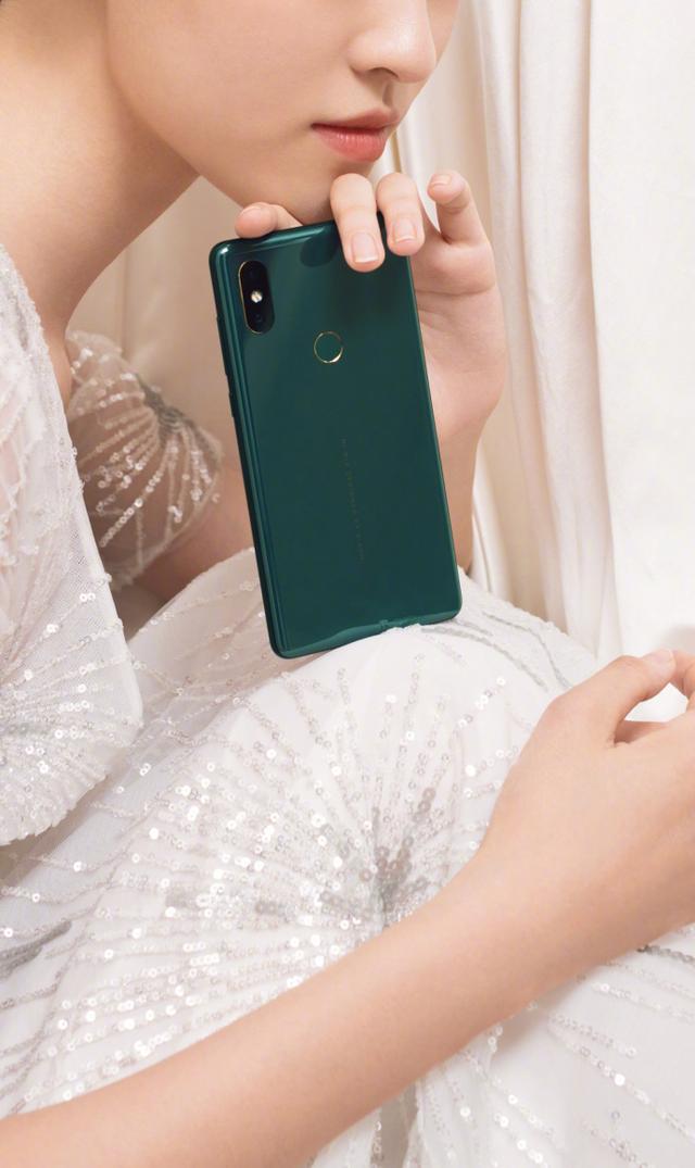 小米MIX 2S翡翠色圖賞，附美女穿搭指南