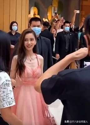 光胸美女(看臉絕美，身材卻干癟，排骨胸，五五分，這10位女星太可惜了)