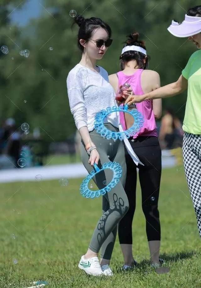 街拍光腿夏季性感穿著大長腿美女包臀豐滿風韻少婦性感小姐姐