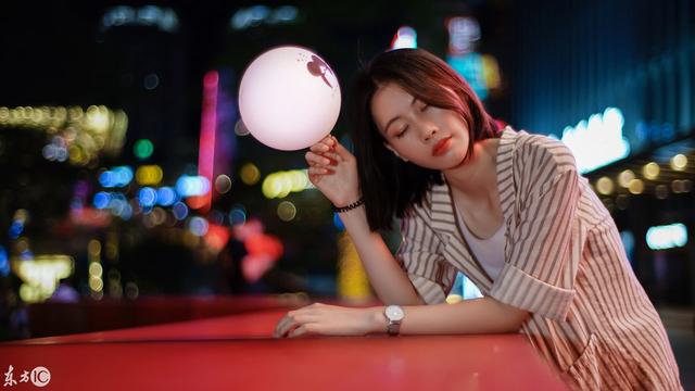街拍：城市夜色下的美女楚楚動(dòng)人，神情讓人心憐