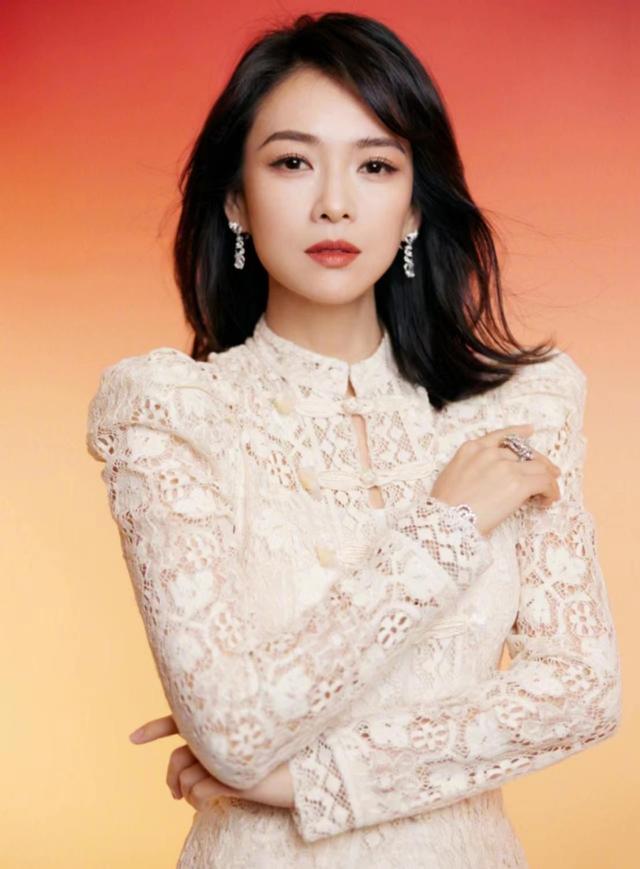 章子怡自曝確診新冠,嘟嘴賣萌臉型精致似少女,配文引粉絲質疑
