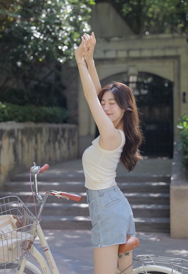 網紅美女牛仔超短褲性感大長腿寫真