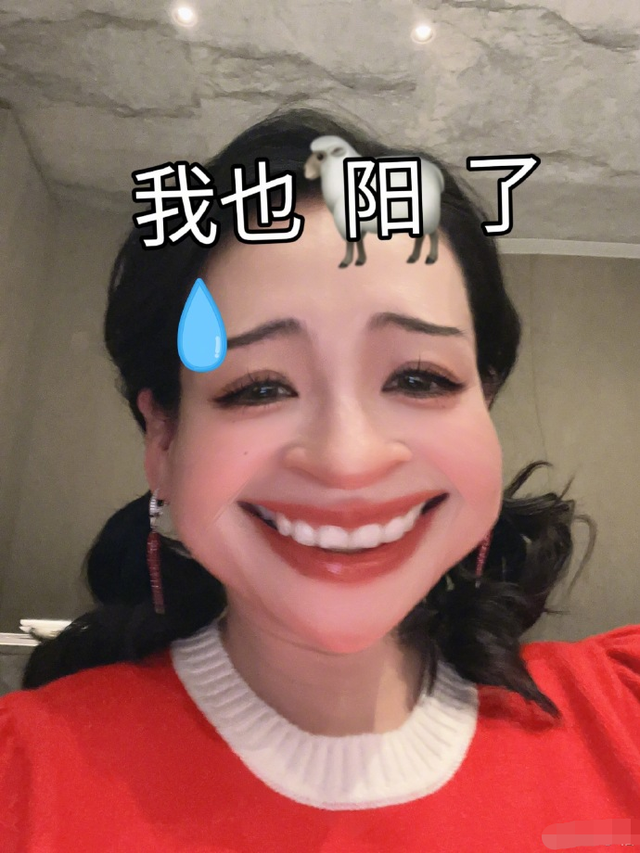 章子怡自曝確診新冠,嘟嘴賣萌臉型精致似少女,配文引粉絲質疑