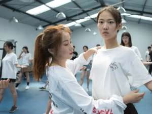 漂亮高中女生(又一藝考女生走紅，氣質(zhì)出眾顏值高，網(wǎng)友直呼“從頭美到腳”)