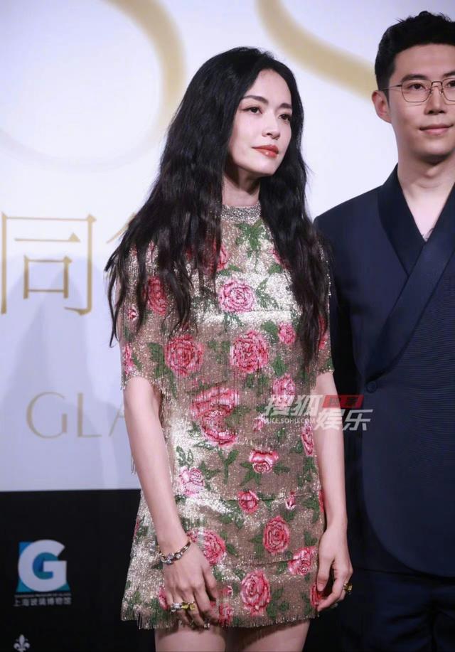這一天，海清秀美腿，娜扎酥胸半露，卻被另一位新疆美女搶了風(fēng)頭