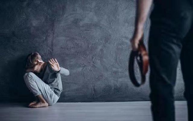 2019年，一位重男輕女的山東父親家暴10多年，中考前殺害15歲女兒