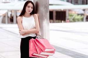 美女撕衣服(出門打車，看見兩美女打架撕衣服，司機說看一會)