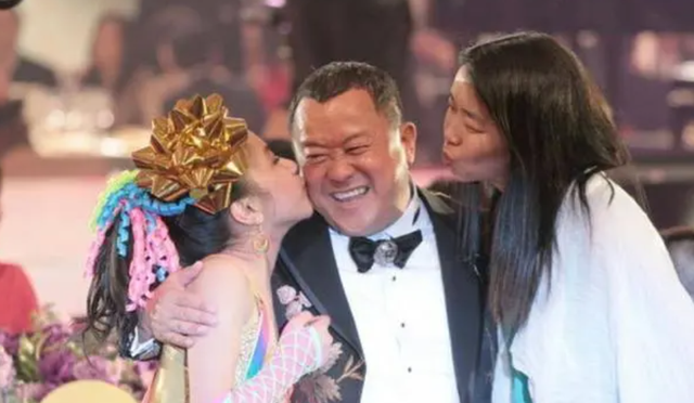 70大壽玩“脫”了,美女環繞瘋狂親吻,曾志偉還能瘋多久?