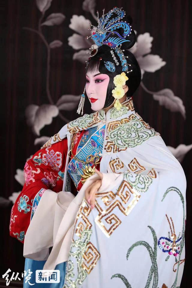 承德姑娘果小菁:“最不正經的京劇演員”,唱國粹京劇,蹦最酷的迪