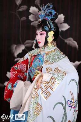 女生清唱(承德姑娘果小菁：“最不正經(jīng)的京劇演員”，唱國(guó)粹京劇，蹦最酷的迪)