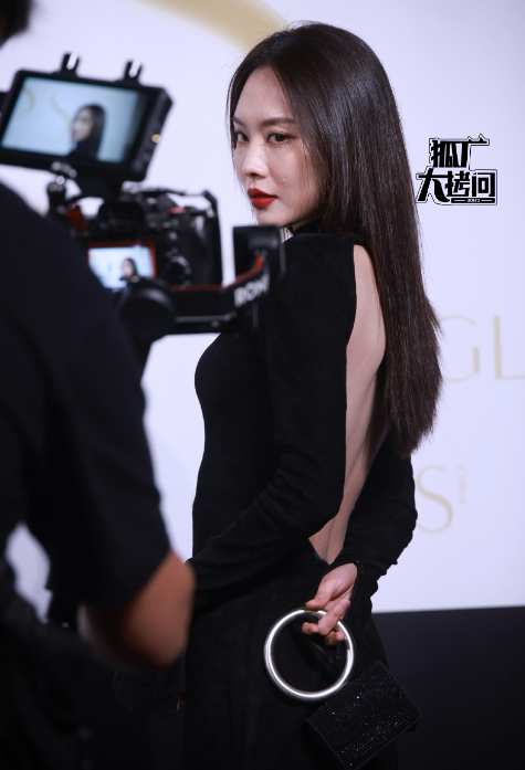 這一天，海清秀美腿，娜扎酥胸半露，卻被另一位新疆美女搶了風(fēng)頭