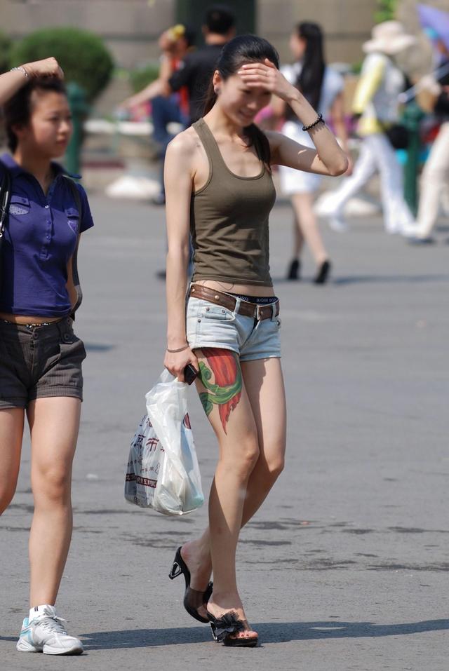 街拍光腿夏季性感穿著大長腿美女包臀豐滿風韻少婦性感小姐姐