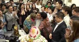 美女露底(70大壽玩“脫”了，美女環(huán)繞瘋狂親吻，曾志偉還能瘋多久？)