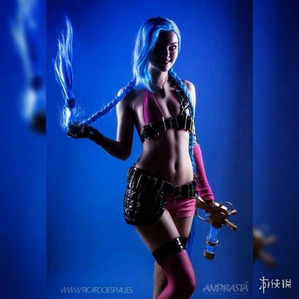 女術士半球奪目！波蘭美女《巫師3》特莉絲Cos賞