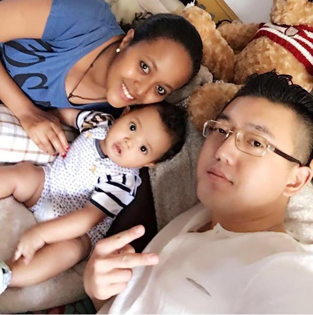 中國小伙到非洲務工，娶了當地黑人美女當老婆，生的孩子讓人羨慕