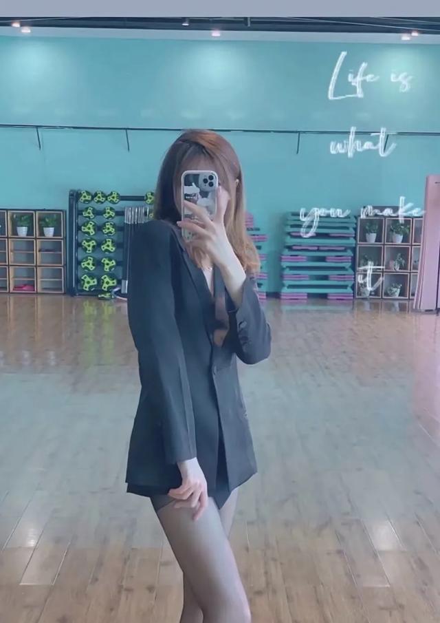 街拍光腿夏季性感穿著大長腿美女包臀豐滿風韻少婦性感小姐姐