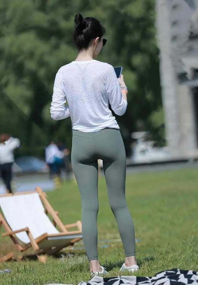 街拍光腿夏季性感穿著大長腿美女包臀豐滿風韻少婦性感小姐姐