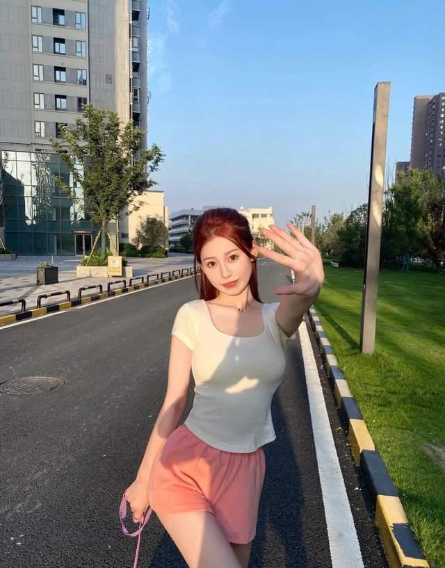 街拍光腿夏季性感穿著大長腿美女包臀豐滿風韻少婦性感小姐姐