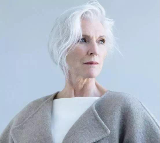 她的人生堪稱傳奇，60歲全裸出鏡，63歲拍攝孕婦照，一生無怨無悔