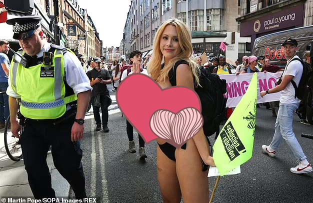 英美女赤裸上身人群中起舞，呼吁人們關(guān)注氣候，父親男友極力支持