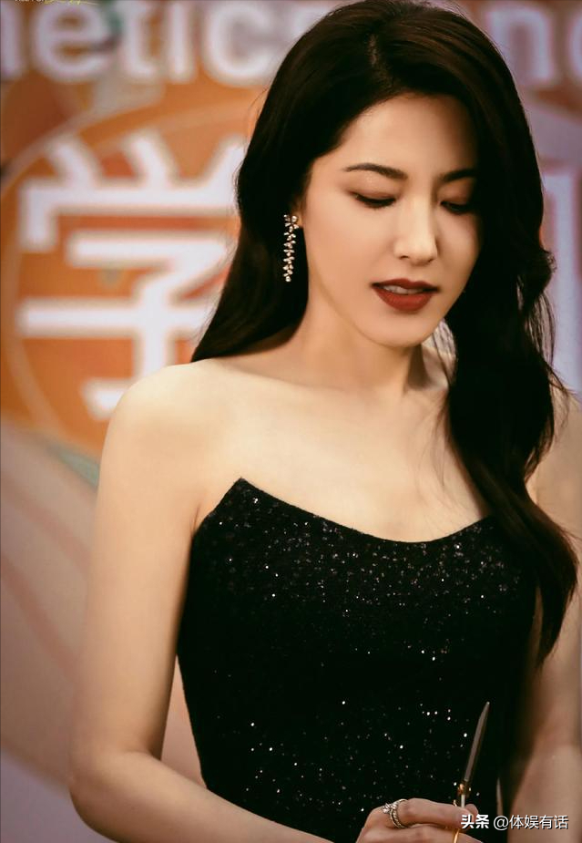 許晴的臀、舒淇的唇、李小冉的胸，這些中年女星性感起來能迷死人