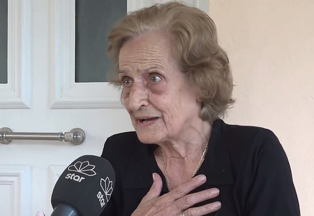 她捂住胸口，背后是熊熊大火，希臘81歲老奶奶痛苦尋找丈夫，仿佛名畫《吶喊》，照片登上報紙頭版