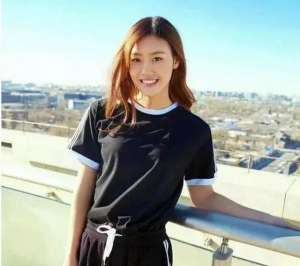 美女游泳(中國游泳史上十大美女，張雨霏傅園慧羅雪娟入選，奧運(yùn)冠軍嫁教練)