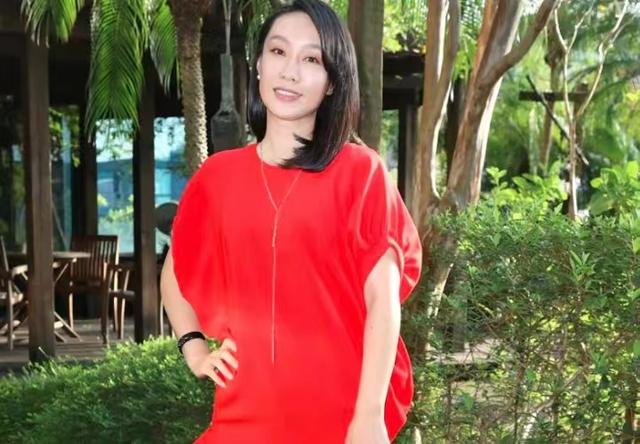 29歲女星曝娛樂圈潛規(guī)則！醉酒后慘遭老板抓進(jìn)房，被摁住行為猖狂