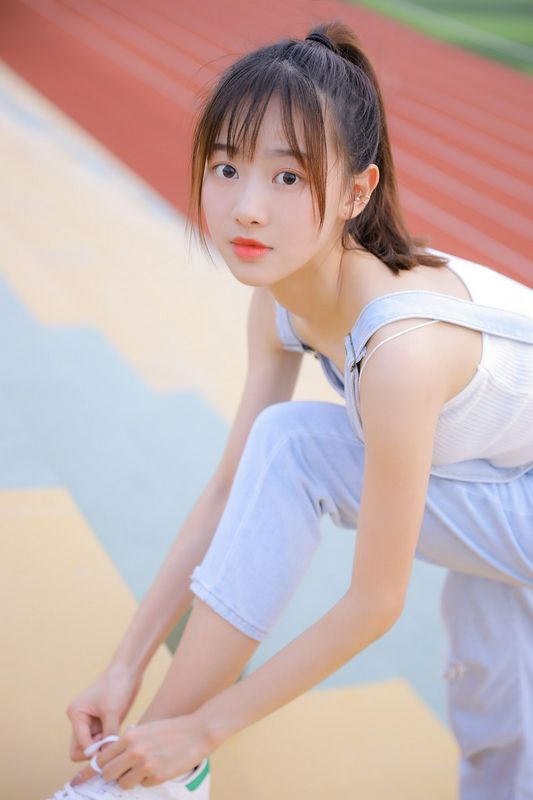 背帶褲美女纖瘦性感養(yǎng)眼寫真圖片