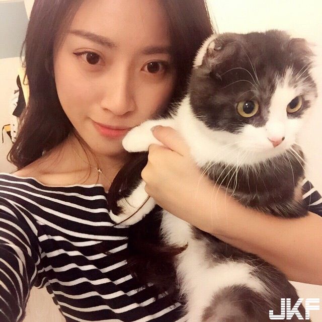 黑熘熘長發清純正妹我愛你的貓也愛妳