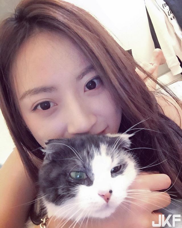 黑熘熘長發清純正妹我愛你的貓也愛妳