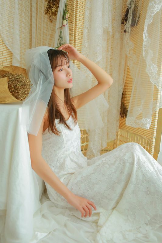 婚紗美女蕾絲吊帶性感寫真圖片