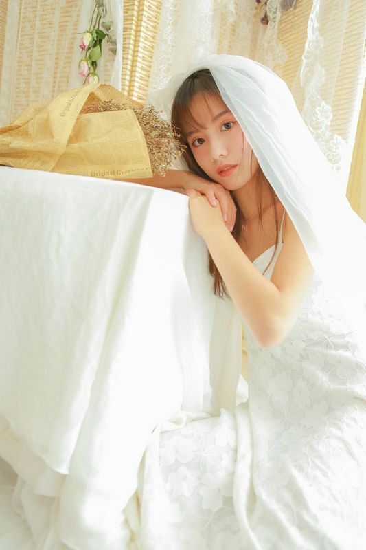 婚紗美女蕾絲吊帶性感寫真圖片