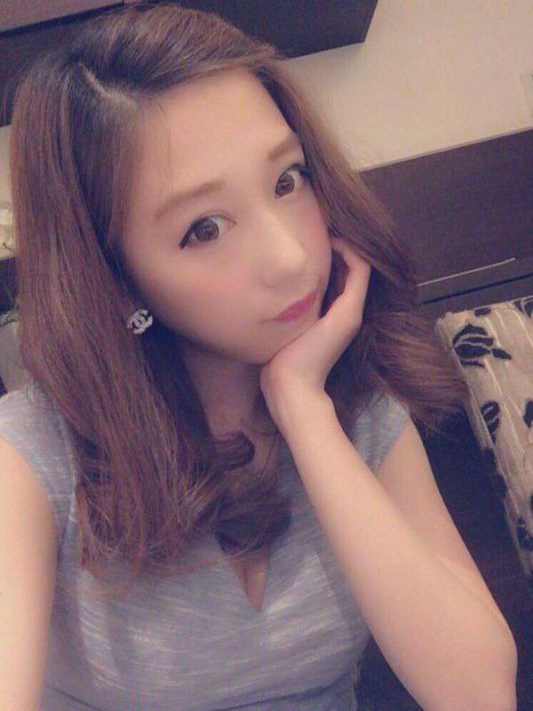 【圖文】絕色美人妻吮吸著我的陽具