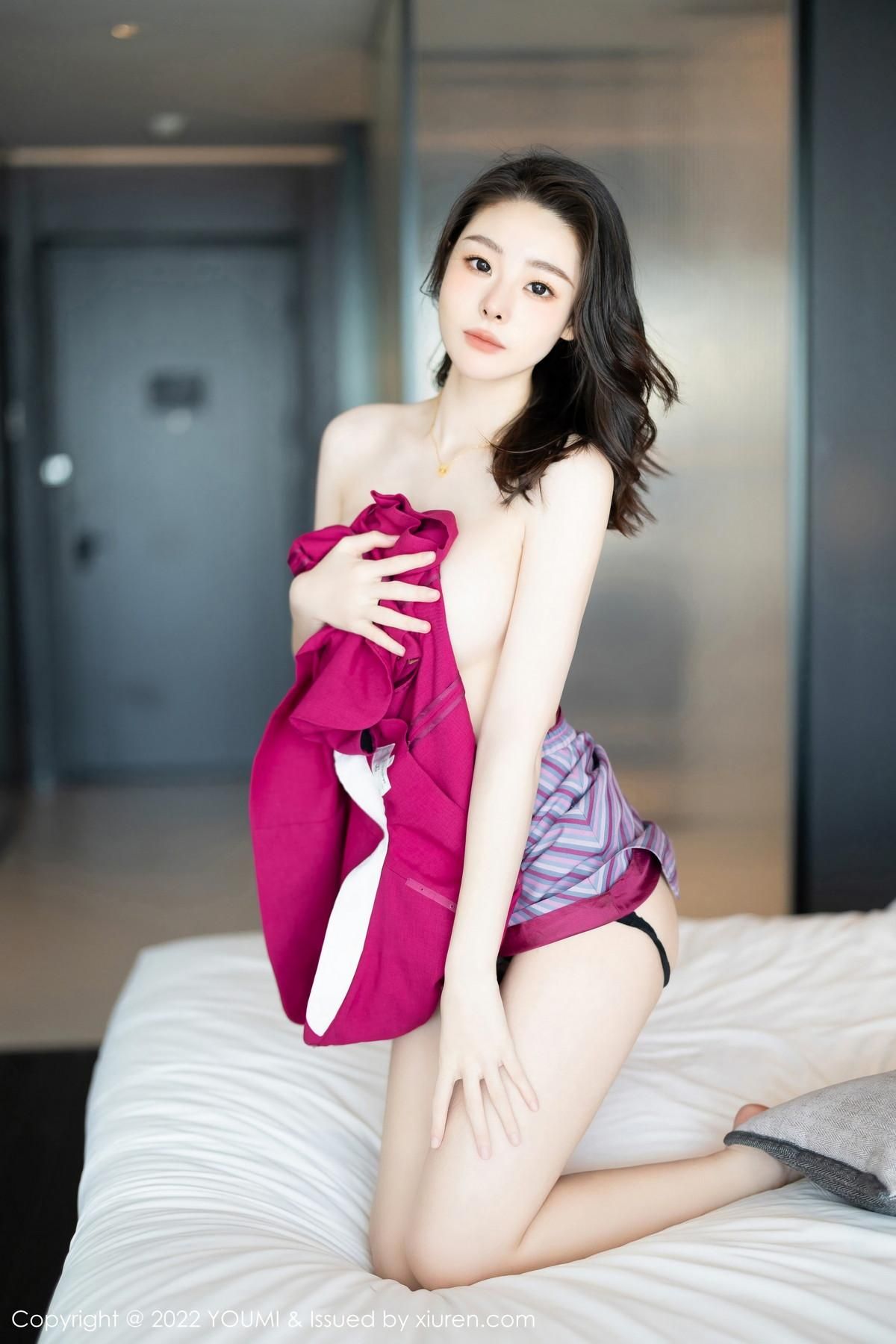 是小逗逗性感紅色空姐制服配超薄黑絲秀翹臀美腿絕美寫真