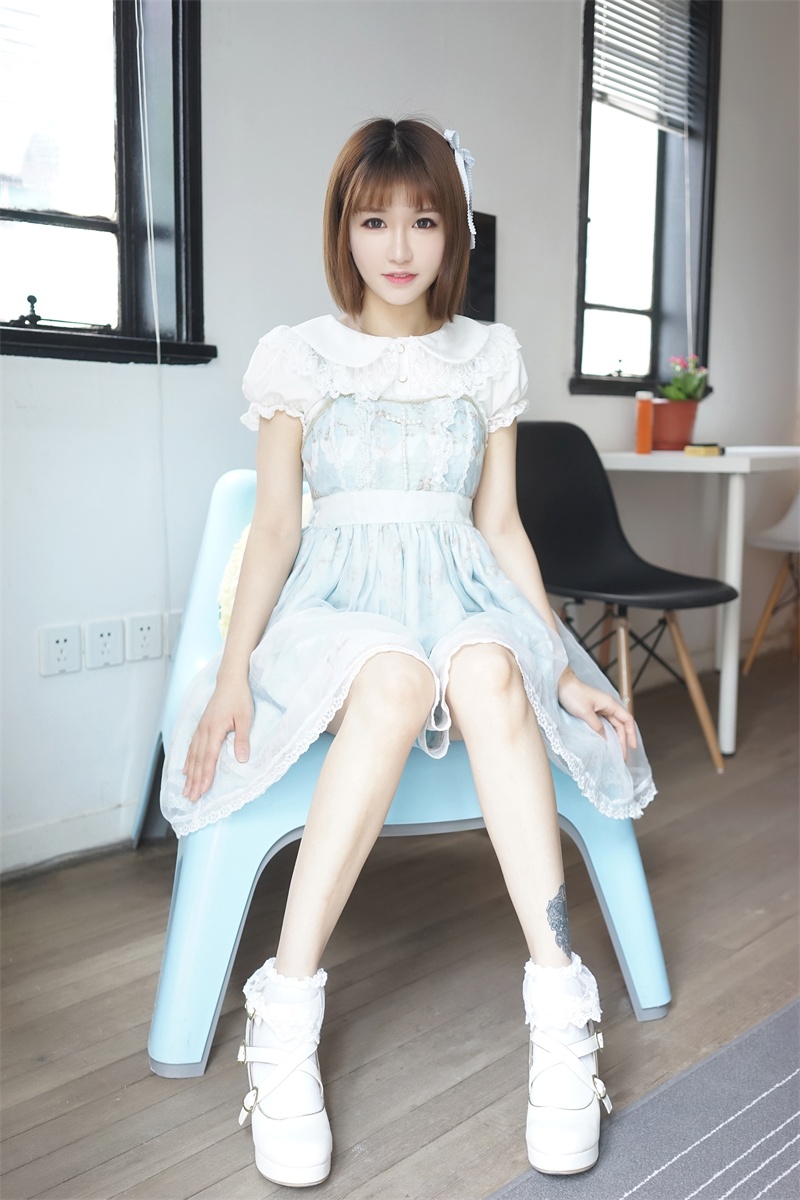 白皙騷浪的小妹妹 傲嬌萌萌寫真圖片