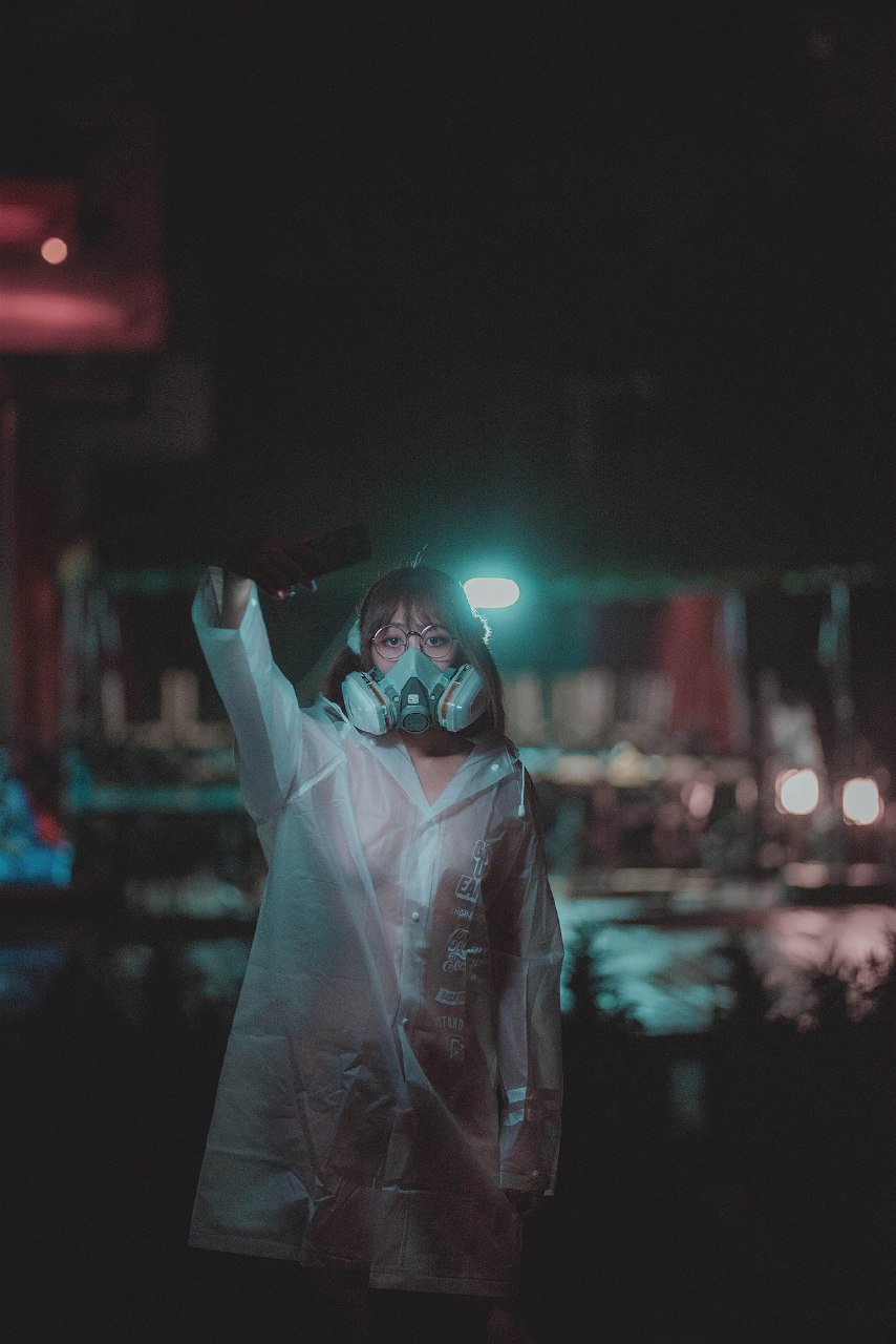 柚木雨中的赤裸精靈