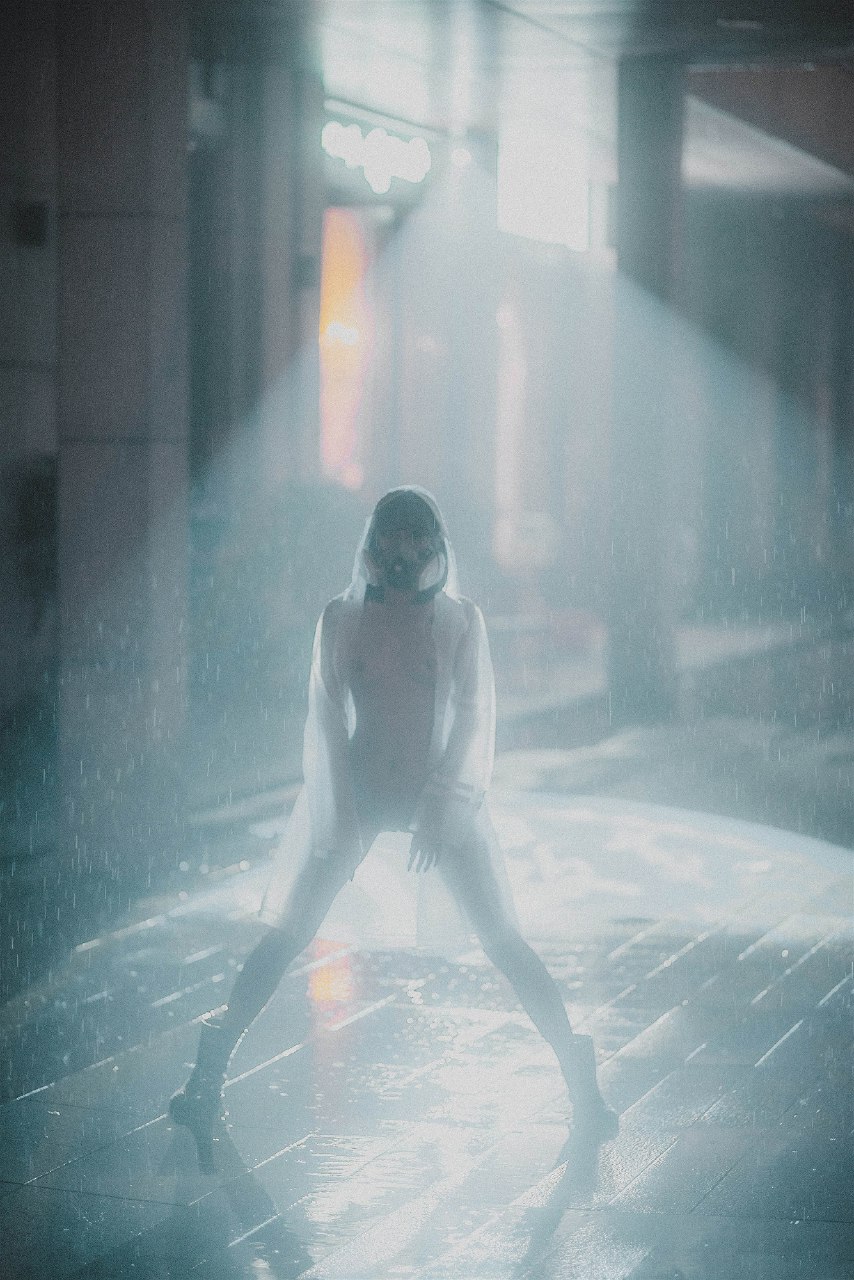 柚木雨中的赤裸精靈