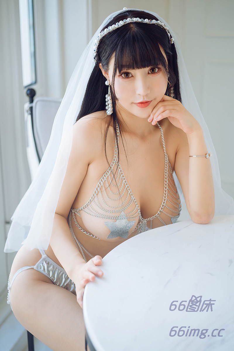 朱可兒身材超棒一只手握不住