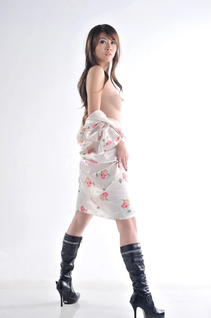 美女，絕對是視覺上的沖擊,那又白又滑的皮膚讓人看著就舒服