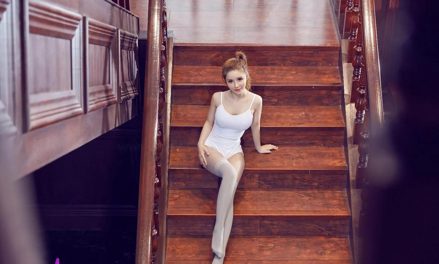 LEGBABY美腿寶貝，樓梯上的絲襪美女
