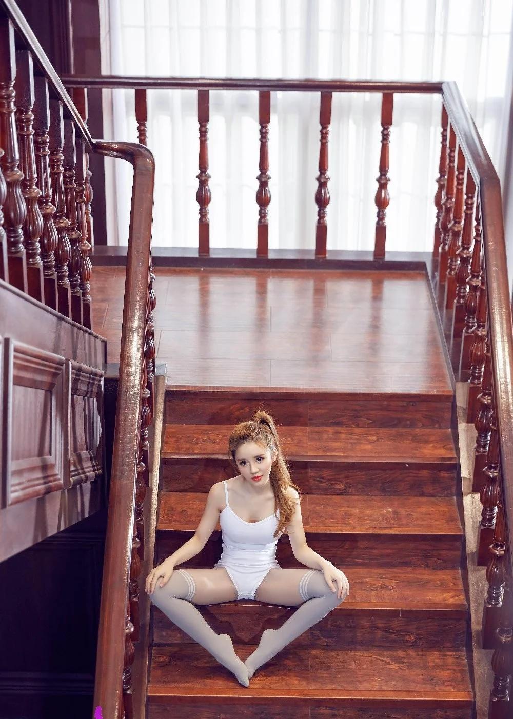 LEGBABY美腿寶貝，樓梯上的絲襪美女