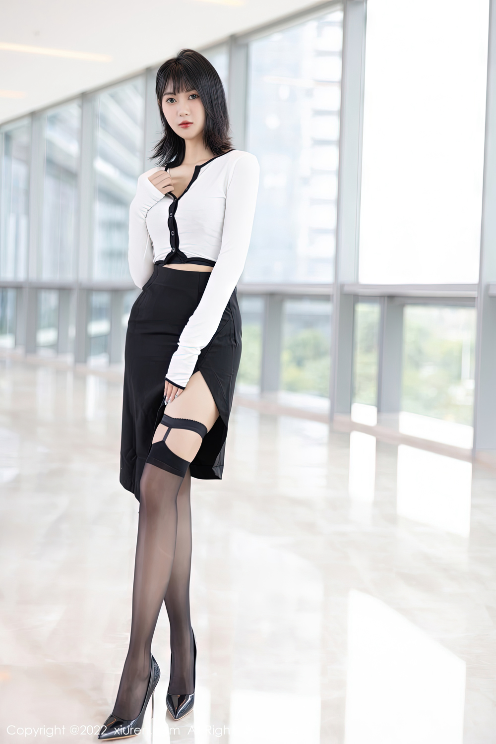 黑絲高跟美女